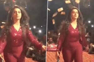 Viral Video: Bhojpuri Actress Akshara Singh Angrily Walks Off Stage After Man Throws Money on Her During Performance - Watch!
