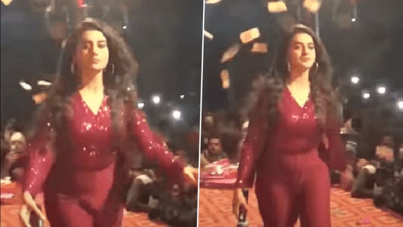 Viral Video: Bhojpuri Actress Akshara Singh Angrily Walks Off Stage After Man Throws Money on Her During Performance – Watch!