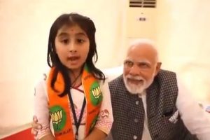 BJP's Star Campaigner! PM Narendra Modi Listens to Girl As She Gives Brief Campaign Speech for Gujarat Assembly Election 2022 (Watch Video)