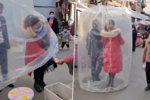 Video of Chinese Couple Shopping for Groceries With a Protective Plastic Sheet Goes Viral; Internet Loves the New Hack Amid COVID-19 Outbreak