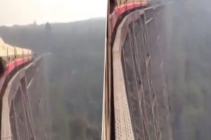 Train Passes Over Steep Cliff in Viral Video; Netizens Find the Ending of the Clip Absolutely Terrifying