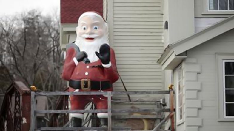 This ‘Creepy Santa’ Had Many Owners, But Is Now a Favourite Decoration in Great Barrington; View Images of the Town’s Weird Holiday Tradition