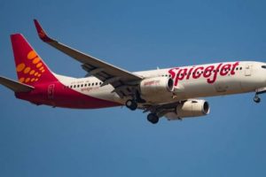 SpiceJet Pilot Makes In-Flight Announcement in Funny Hindi Poetry, Video Leaves Netizens Mesmerised