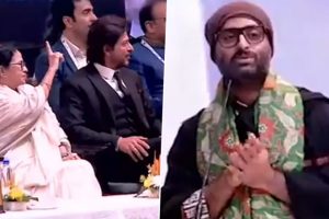 Viral Video: Arijit Singh Sings 'Rang De Tu Mohe Gerua' in Presence of West Bengal CM Mamata Banerjee, Shah Rukh Khan at KIFF 2022 Amid 'Besharam Rang' Controversy (Check Reactions)
