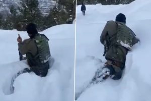 Indian Army Soldier Wades Through Knee-Deep Snow With a Huge Smile on Face, Video Goes Viral
