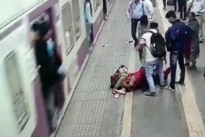 Video: Mother-Daughter Duo Fall From Moving Local Train, RPF Constable and Commuter Save Their Life at Vasai Station in Mumbai