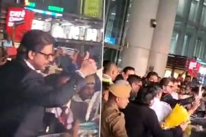 ‘Shah Rukh, Shah Rukh’ Shout Hundreds of Fans As SRK Attends Kolkata International Film Festival 2022, Watch Viral Video