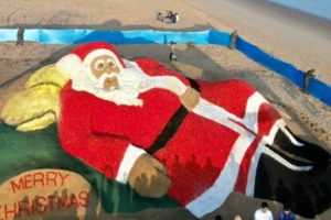 Christmas 2022: Sudarsan Pattnaik Creates Santa Claus Sand Art With 1500Kg Tomatoes at Gopalpur Beach (Watch Video)