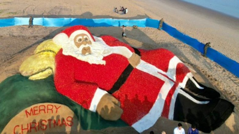 Christmas 2022: Sudarsan Pattnaik Creates Santa Claus Sand Art With 1500Kg Tomatoes at Gopalpur Beach (Watch Video)