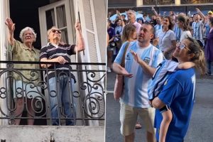 Blind Man Celebrates Argentina's Win in FIFA World Cup 2022 As Hundreds of People Stand on Street to Join Him Out of Respect (Watch Viral Video)