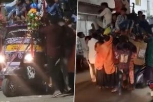 One Auto 50 Commuters! Madhya Pradesh’s Auto Rickshaw Carrying Dozens of Passengers Leaves Police Shell-Shocked (Watch Viral Video)
