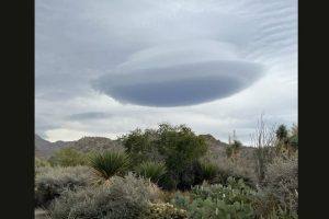 Aliens Landing on Earth? Mysterious UFO-Shaped Cloud Hovers Over Southern California, Spooking Onlookers! (See Pic)