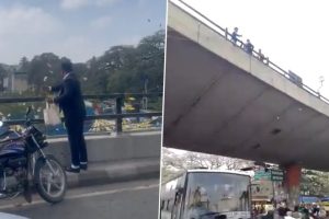 Bengaluru: Man Throws Wads of Currency Notes From KR Market Flyover, People Rush To Gather Money, Video Goes Viral