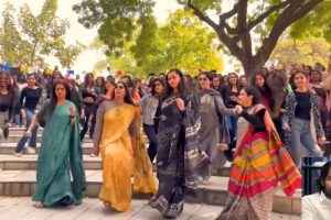 Pathaan Fever Continues! DU Professors, Students Dance to Shah Rukh Khan's 'Jhoome Jo Pathaan' Song in Campus, Video of Fun Performance Goes Viral