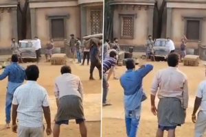 SSMB 28: Director Trivikram Srinivas Seen Playing Cricket on Sets of Mahesh Babu-Starrer, Video Goes Viral