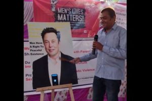 Elon Musk Puja in Bengaluru: Group of Male Activists Worship Tesla CEO for Purchasing Twitter; Watch Viral Video