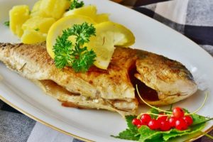 Viral Video: Fish Served on Plate at Restaurant in Japan Comes Alive, Bites Chopstick