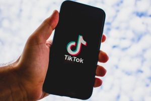 TikTok Trend Wreaks Havoc in UK Town As Users Recording Videos by Banging on Doors to the Beat of 2012 Club Hit