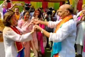 Holi 2023: Rajnath Singh Dances, Plays Holi With US Secretary of Commerce Gina Raimondo at His Delhi Residence (See Pics and Video)