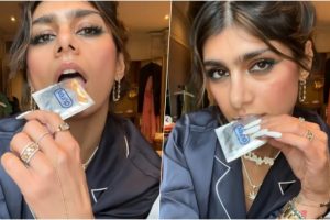 How To Use a Condom? Mia Khalifa, XXX OnlyFans Star, Tears Open Durex Condom Packet With Her Teeth in the Sexiest Way Possible (Watch Video)