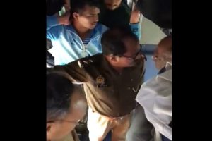 'Tumhare Baap Ki Gaadi Hai Kya?' Uttar Pradesh Cop Engages in Heated Argument With TTE in Train After Being Questioned for Travelling Without Ticket (Watch Video)