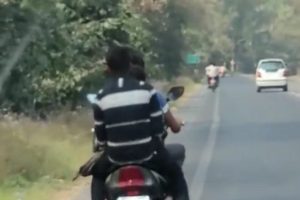 Uttar Pradesh: Video of Couple Romancing on Moving Bike in Amroha Goes Viral, Cops Launch Probe