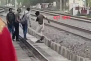 RPF Personnel Foils Suicide Attempt, Saves Man Who Tried To End Life on Railway Tracks at Maihar Station (Watch Video)