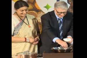 Smriti Irani Teaches Bill Gates How To Make ‘Tadka’ for Khichdi, Video of Microsoft Founder Adding Flavour to ‘Super Food’ Goes Viral