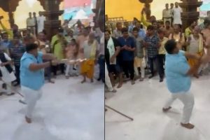 Heart Attack Caught on Camera! Ujjain Mahakal Temple Priest's 17-Year-Old Son Dies While Performing Sword Stunts, Video of Shocking Incident Goes Viral