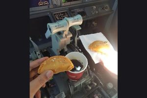 SpiceJet Pilots Accused of Placing Beverage Cup on Key Equipment Inside Plane’s Cockpit, Netizens Raise Safety Concern After Photo Goes Viral
