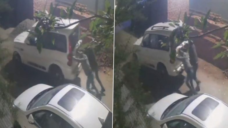 Car Theft in UP: Robbers Manage to Push Away Scorpio Car Parked Outside House in Noida, Police Reacts After Video Goes Viral