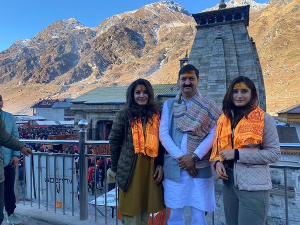 Raveena Tandon offers prayers at Kedarnath temple with daughter Rasha Thadani