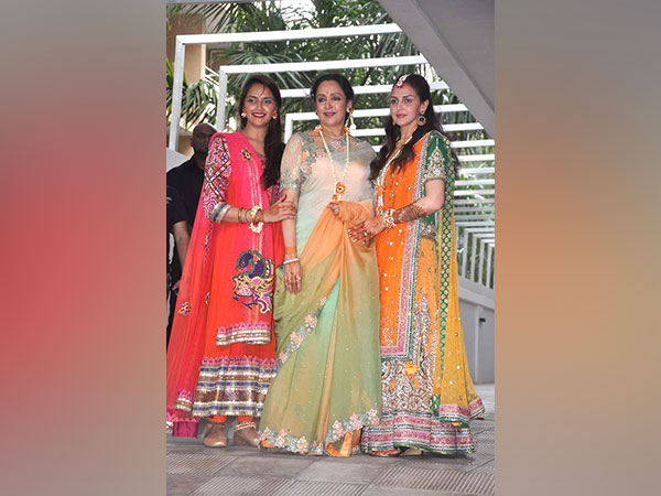 Esha Deol shares throwback picture with Hema Malini, Ahana Deol from their ballet days