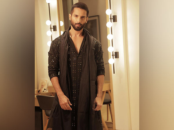 Shahid Kapoor in “mauja hi mauja” mood as he poses for Diwali pictures