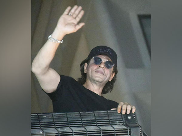 SRK extends Diwali greetings to fans