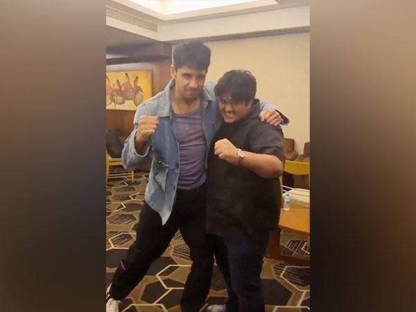 Sidharth Malhotra wishes ‘Marjaavaan’ director Milap Zaveri on his birthday