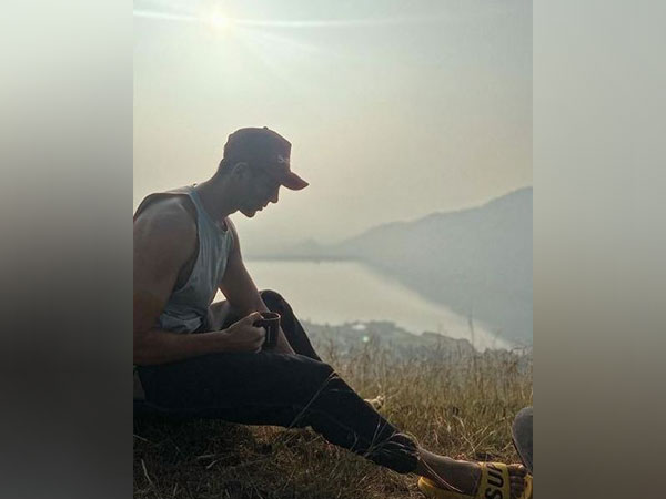 Kartik Aaryan relaxes at hillside amid ‘Chandu Champion’ shoot