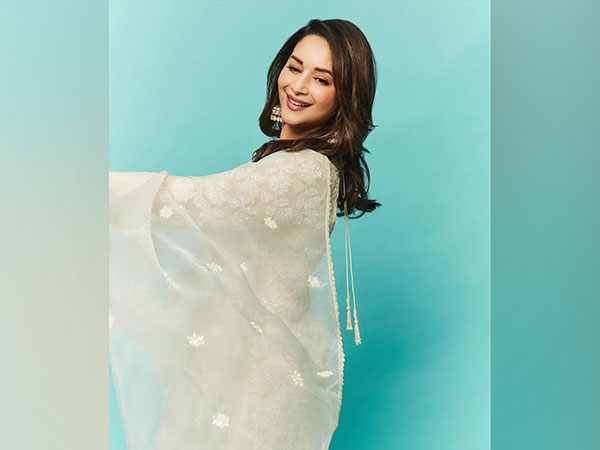 Madhuri Dixit makes hearts go “Dhak Dhak” with her performance on ‘Dola Re Dola’