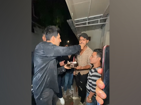 Kartik Aaryan celebrates birthday with paps, see pics