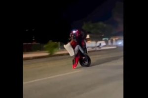 ‘Gaadi Par Control Na Khoyen, Nahi Toh Ho Sakta Hai Moye Moye’: Delhi Police Shares Video of Man Performing Stunt While Riding Bike, Warned Bikers for Such Dangerous Stunts